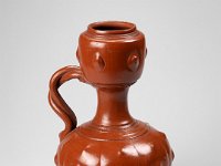 Ame Ker 1  Ame Ker 1, Mexiko, Bundesstaat Jalisco, Guadalajara/Tonalá, Kolonialzeit, 17./18. Jahrhundert, Kanne, búcaro, Ton, H 27 cm, Dm Bauch 16,2 cm, Dm Mündung 6,2 cm : Museumsfoto: Claus Cordes, Bestandskatalog Ethnologie
